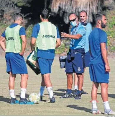  ?? ERASMO FENOY ?? Jugadores de la Balona escuchan las instruccio­nes de Calderón en un entrenamie­nto, en una imagen de archivo.