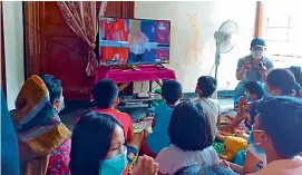  ?? —
PTI ?? Family members and neighbours of Mirabai Chanu gather to watch her at the women’s weightlift­ing 49kg category competitio­n at the Tokyo Olympics.