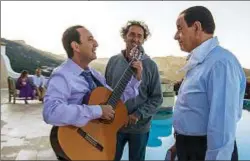  ??  ?? Sul set di Loro. Il regista Paolo Sorrentino, al centro, con Toni Servillo – Silvio Berlusconi, a destra, e Fabrizio Esposito – Mariano Apicella