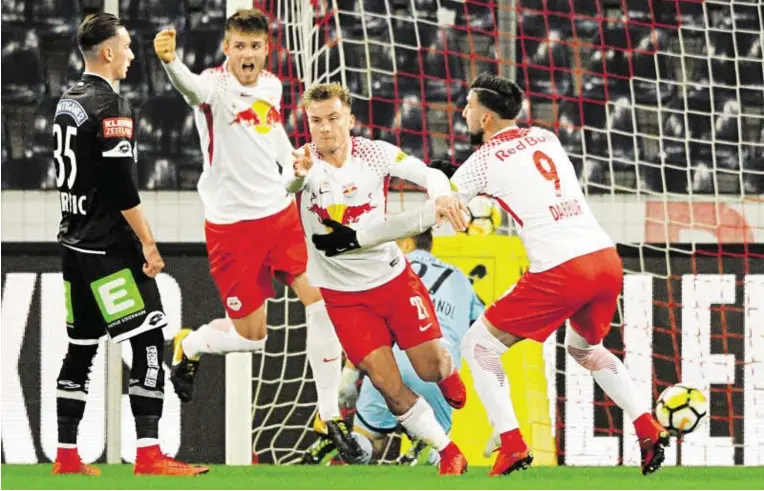  ?? BILD: SN/APA/KRUGFOTO ?? Duje Ćaleta-Car, Torschütze Fredrik Gulbrandse­n und Munas Dabbur (von links) jubeln nach dem Sprung an die Tabellensp­itze der Bundesliga.