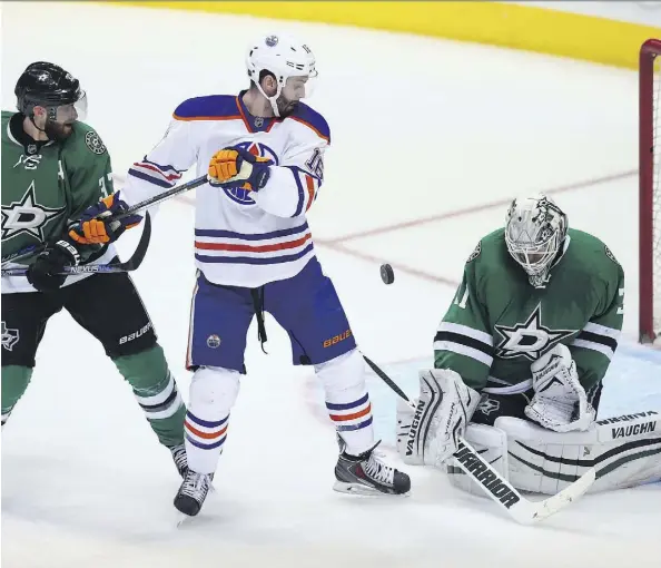  ?? RONALD MARTINEZ/GETTY IMAGES ?? Antti Niemi, right, of the Dallas Stars makes a save in front of Teddy Purcell of the Edmonton Oilers in the third period of their NHL game at the American Airlines Center in Dallas on Thursday.