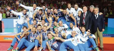  ??  ?? La Nazionale di volley in posa con la medaglia di bronzo degli Europei al collo, a Sofia, insieme col presidente Fipav, Magri