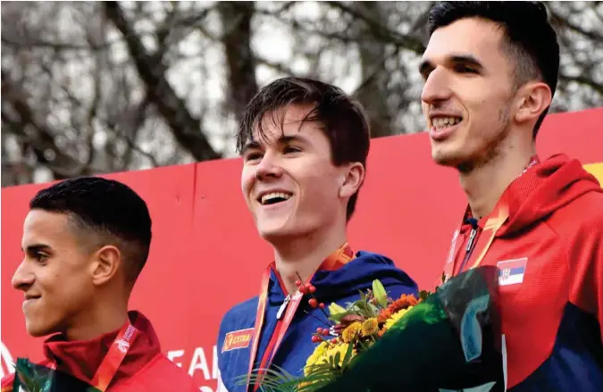  ??  ?? Et vanlig syn i internasjo­nal friidrett: Jakob Ingebrigts­en på topp. Her er han flankert av nummer to Ouassim Oumaz fra Spania til venstre og nummer tre Elzan Bibic fra Serbia etter sitt tredje terreng-gull.