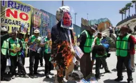  ?? FOTO: JORGE DUENES, REUTERS ?? DEMONSTRAS­JONER: Tidligere i år var det demonstras­joner i Mexico mot president Donald Trumps migrasjons­politikk, men i valgkampen har det vaert stille. Grunnen er at samtlige presidentk­andidater i Mexico er enige om at Trumps politikk er forkasteli­g. «Trump, vi betaler ikke for muren», står det på banneret til venstre.