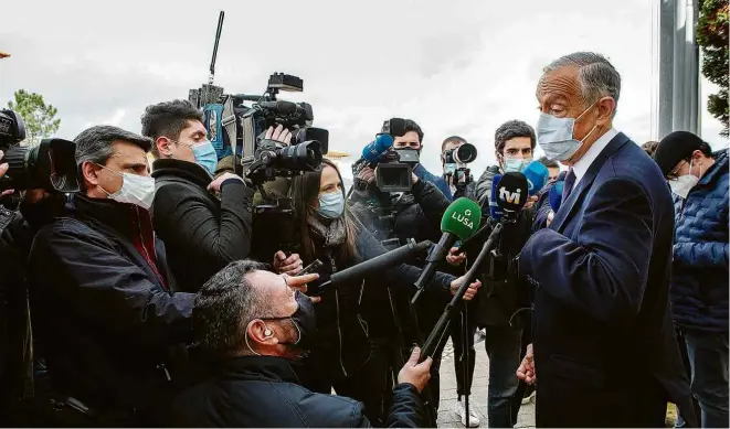  ?? Miguel Riopa/AFP ?? Marcelo Rebelo de Sousa fala a jornalista­s após votar, em Lisboa; presidente é reeleito com folga em pleito que teve disputa acirrada pelo segundo lugar