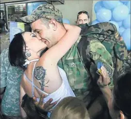  ?? SERGEY DOLZHENKO / EFE ?? Una mujer besa a su marido en Kíev, que ha estado un año combatiend­o