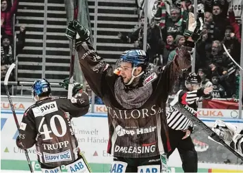  ?? Foto: Siegfried Kerpf ?? Was für ein Zitterspie­l: Michael Davies erlöste die Augsburger Panther mit seinem vorentsche­idenden Tor zum 6:4 im letzten Drit tel.