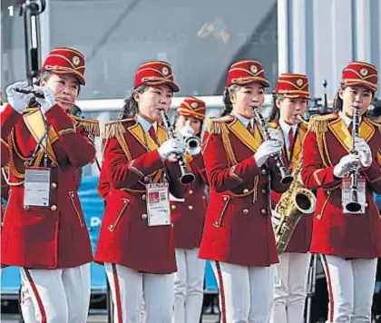  ?? (AP Y DPA) ?? 1. La orquesta norcoreana Samjiyon actúa en la recepción oficial de la delegación de Corea del Norte en la sede olímpica surcoreana. 2. La bandera de Corea del Norte ondea desde ayer junto al resto de las banderas en los Juegos de Invierno.
3. Pese al...