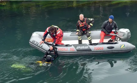  ??  ?? Sommozzato­ri I sub dei Vigili del fuoco impiegati nella ricerca del ragazzo buttatosi nel fiume Sile a Treviso (Foto/balanza)