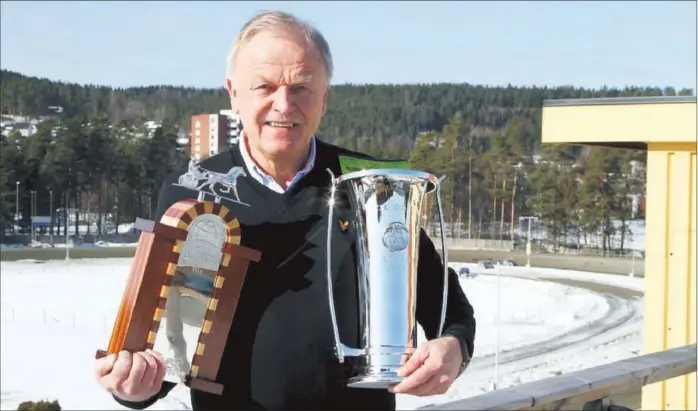  ?? FOTO: MORTEN SKIFJELD ?? GEDIGNE PREMIER: Både i Habibs Minneløp (ærespremie­n til venstre) og i Moe Odins Æresløp er det unike og flotte ærespremie­r til vinneren. Her vises de fram av Torger Flatland, som gleder seg stort til årets påsketrav som foruten mange gode løp også kan...