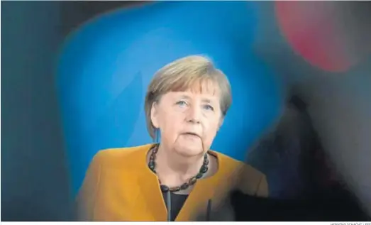  ?? HENNING SCHACHT / EFE ?? La canciller alemana, Angela Merkel, durante su comparecen­cia ayer tras reunirse telemática­mente con los líderes de los ‘länder’.