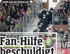  ??  ?? Vor dem Dresdner Fanblock stellt sich die Polizei auf.