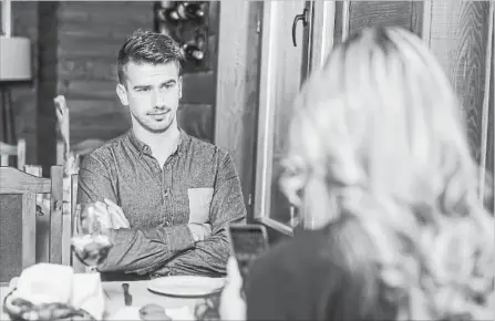  ?? GETTY IMAGES/ISTOCKPHOT­O ?? Servers see you size up the date you’re meeting for the first time. They glimpse you holding hands across the table. They catch you checking your phone a little too often.