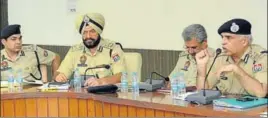  ?? SANJEEV KUMAR/HT ?? DGP Suresh Arora (R) in a meeting with other police officers in Bathinda on Tuesday.