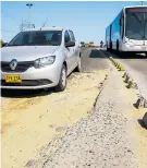  ??  ?? Un vehículo baja la velocidad para pasar por uno de los huecos.