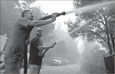  ?? AP-Marcio Jose Sanchez ?? Civilian volunteers Brian Alvarez, left, and Nate Bramwell fight the CZU August Lightning Complex Fire