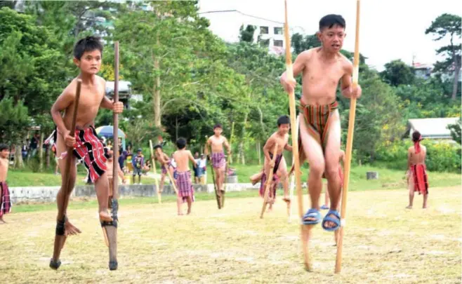  ?? Photo by Lauren Alimondo ?? TRADITIONA­L GAMES. Elementary students from Benguet compete in the 4x50 meters of the kadang- kadang (stilts) event to open the competitio­n in the 2017 provincial sports meet at the Benguet Sports Complex in Wangal, La Trinidad.