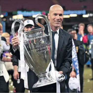  ??  ?? ÉXITO. En año y medio, Zidane ha conseguido una Liga y dos Champions, entre otros títulos.