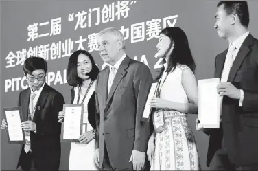  ?? ZOU HONG / CHINA DAILY ?? Prince Andrew, the Duke of York, poses with winners of Pitch@Palace China, part of a global entreprene­urship competitio­n that took
place in Beijing on Friday.