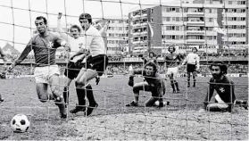  ?? BILD: SN/KRUGFOTO/ANRATHER OSKAR ?? Hans Krankl (3. v. l.) schoss im April 1977 in Salzburg mit dem ÖFBTeam gegen Malta gleich sechs Treffer.