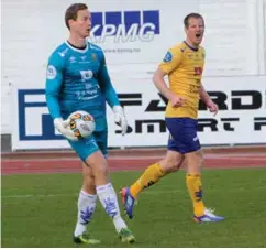  ?? FOTO: HENRIK GILL ?? Jerv-kaptein Glenn Andersen gir beskjed til keeper Øyvind Knutsen under kampen mot Strømmen søndag. Den endte med Jervs tredje tap for sesongen.