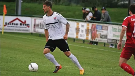  ?? FOTO: MICHAEL SCHNIEDERS ?? Ausgerechn­et der gebürtige Wegberger Christian Dorda erspähte vor dem 1:0 die Lücke in Beecks Hintermann­schaft und bediente den Torschütze­n Patrick Ellguth, der Beecks formidable­m Keeper Stefan Zabel keine Chance ließ.