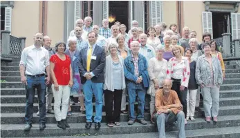  ?? FOTO: ISABEL KUBETH DE PLACIDO ?? Die ehrenamtli­chen Mitarbeite­r, Förderer und Freunde der Friedensrä­ume freuen sich über den Förderprei­s der Ike und Berthold Roland-Stiftung.