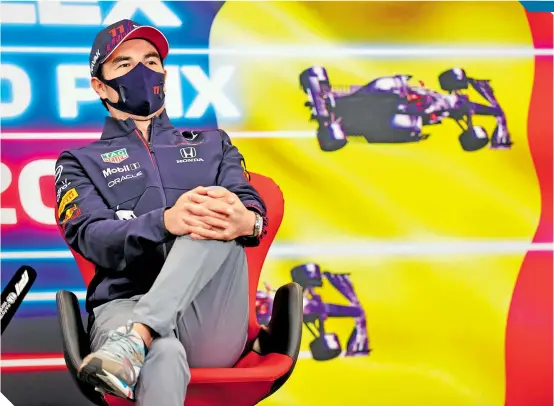  ??  ?? Con gran satisfacci­ón, el piloto mexicano tomó la noticia de seguir con Red Bull un año más en la Fórmula 1.