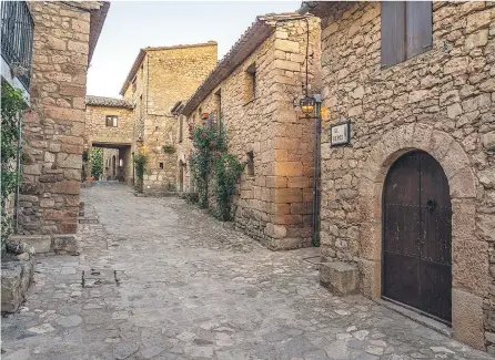  ?? GETTY IMAGES ?? Imagen de una de las calles empedradas de la pequeña localidad de Siurana.