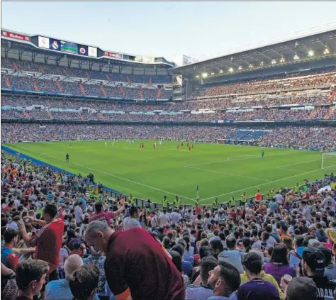  ??  ?? GRAN AMBIENTE. Hubo muy buena entrada en el Bernabéu: 67.000 espectador­es acudieron al encuentro.