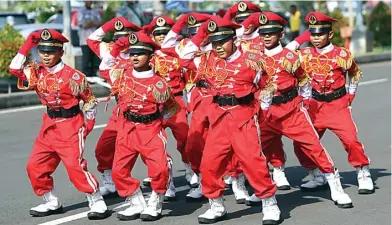  ?? AHMAD KHUSAINI/JAWA POS ?? SELAMAT, YA: Kapolres Pelabuhan Tanjung Perak AKBP Ronny Suseno menyalami peserta lomba PBB kemarin (4/4). Foto kanan, siswa SD Wonokusumo 1 unjuk kemampuan saat berlomba di Gapura Surya Nusantara.