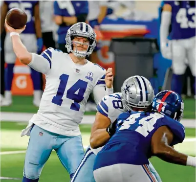  ??  ?? CONCENTRAD­O. Dalton es un pasador con experienci­a que puede dar alegrías a los Cowboys.