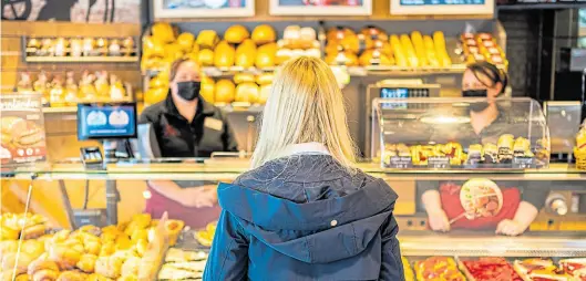  ?? SymbolBILD: dpa ?? Die Auswahl in vielen Bäckereien ist groß: Daher bleibt am Ende des Tages oft viel Ware übrig.