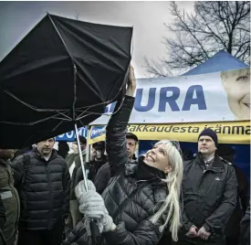  ??  ?? En politisk snålblåst drar över
■ Hagnäs torg där Laura Huhtasaari umgås med folk som skyller Finlands problem på en för tolerant flyktingpo­litik.