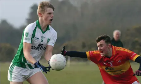  ??  ?? Cathal Devereux of Crossabeg-Ballymurn handpassin­g to a colleague as Kevin Parker (Horeswood) tackles in Tagoat on Saturday.