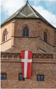  ?? Foto: Widemann ?? Der Turm des Donauwörth­er Münsters mit Kirchweihf­ahne.