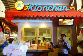  ?? Princess Clea Arcellaz ?? THE MASTERMIND. Kionchan founder Hiroki Honma welcomes Kapampanga­n customers to one of their kiosks at the first floor of MarQuee Mall during the store’s grand opening. -