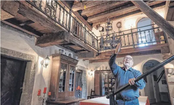  ?? FOTOS: MICHAEL SCHEYER ?? Ein Mann und seine Lebensaufg­abe: Werner Heine lebt im Schloss Gießen bei Kressbronn seinen arbeitsrei­chen Traum.