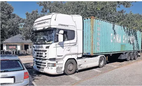  ?? FOTO: K. MÜLLER ?? Richtig frech: Ein Lkw, der auf dem Parkplatz des Mühlenberg­er Friedhofs steht. Dieses Foto schickte uns ein Leser. Das Thema beschäftig­t aktuell immer noch die Politik Duisburger Westen.