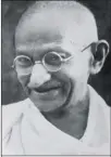  ??  ?? “No es prudente estar demasiado seguro de la propia sabiduría. Es saludable recordar que el más fuerte se puede debilitar y el sabio, equivocars­e”. MAHATMA GANDHI