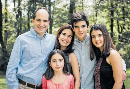  ??  ?? Familia. Juan Maldacena, su mujer guatemalte­ca, María, y sus tres hijos: Crisitina, Marcos y Mariana.