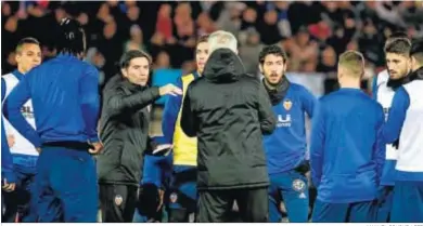  ?? MANUEL BRUQUE / EFE ?? Marcelino García Toral le da instruccio­nes a sus futbolista­s durante un reciente entrenamie­nto del Valencia.