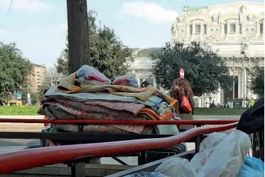  ?? (foto Balti/Salerno) ?? I rifugi Accanto, gli uomini dell’Amsa al lavoro in via Vittor Pisani, dove il clochard Massimilia­no Rovelli è stato trovato senza vita. Sotto, i letti di uno dei dormitori pubblici. Qui i senzatetto possono trovare riparo dal freddo notturno. A...