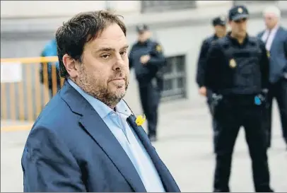  ?? JAVIER BARBANCHO / REUTERS ?? Oriol Junqueras se dirige a la Audiencia Nacional antes de que se decretara su ingreso en prisión