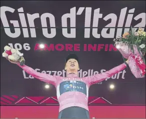  ?? Foto: EFE ?? Andreas Leknessund celebró por todo lo alto vestir la ‘maglia rosa’ en el Giro de Italia