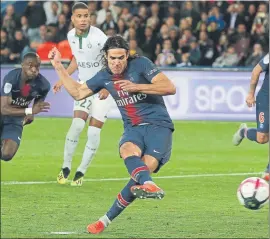  ?? FOTO: AP ?? Cavani transforma un penalti El uruguayo marcó su tercer gol en la Ligue 1