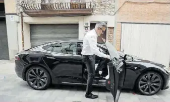  ??  ?? 10.30 H DESTINO BARCELONA
Salida hacia su sede electoral de Barcelona con un Tesla de color negro que estos días no conduce él, sino un chófer