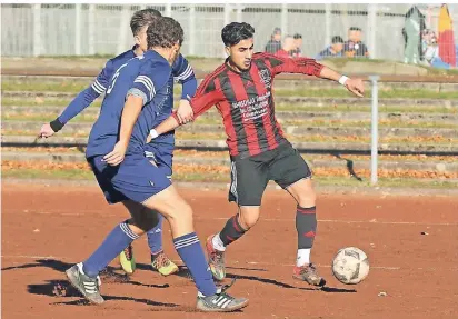  ?? FOTO: UWE MISERIUS ?? Ahmed Muhsen Mohammed (rechts) erzielte gegen den TSV Aufderhöhe den Siegtreffe­r für Opladens Kreisliga-Fußballer.