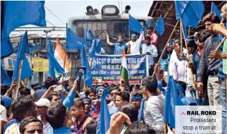  ?? PTI ?? RAIL ROKO Protesters stop a train at Patna junction