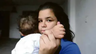  ?? Rivaldo Gomes/Folhapress ?? Caroline Costa, 18, com o filho de sete meses, que ficou trancado em creche na terça (20)